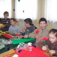 Zobacz w powiększeniu: Warsztaty robienia kwiatów z krepiny (7)