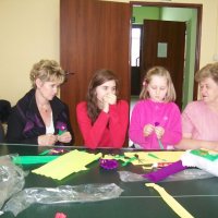 Zobacz w powiększeniu: Warsztaty robienia kwiatów z krepiny (12)