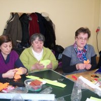 Zobacz w powiększeniu: Warsztaty robienia kwiatów z krepiny (13)