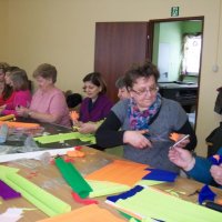 Zobacz w powiększeniu: Warsztaty robienia kwiatów z krepiny (16)