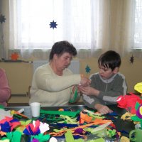 Zobacz w powiększeniu: Warsztaty robienia kwiatów z krepiny (31)