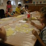 Obejrzyj galerię zdjęć: Wakacje 2014. Zajęcia kulinarne - pieczenie ciasteczek