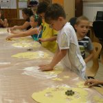 Obejrzyj galerię zdjęć: Wakacje 2014. Zajęcia kulinarne - pieczenie ciasteczek