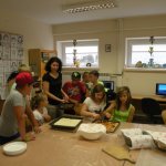 Obejrzyj galerię zdjęć: Wakacje 2014. Zajęcia kulinarne - pieczenie pizzy, malowanie na szkle