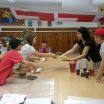 Obejrzyj galerię zdjęć: Wakacje 2014. Zajęcia kulinarne - pieczenie pizzy, malowanie na szkle