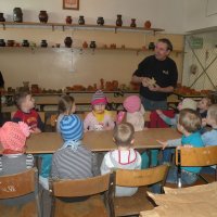 Zobacz w powiększeniu: Warsztaty garncarskie dla przedszkolaków 2015 (15)