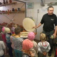 Zobacz w powiększeniu: Warsztaty garncarskie dla przedszkolaków 2015 (30)