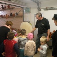 Zobacz w powiększeniu: Warsztaty garncarskie dla przedszkolaków 2015 (31)