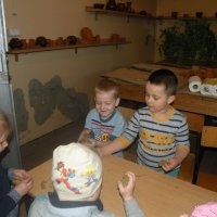 Zobacz w powiększeniu: Warsztaty garncarskie dla przedszkolaków 2015 (60)