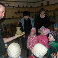 Zobacz w powiększeniu: Warsztaty garncarskie dla przedszkolaków 2015 (66)