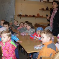 Zobacz w powiększeniu: Warsztaty garncarskie dla przedszkolaków 2015 (13)