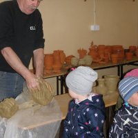 Zobacz w powiększeniu: Warsztaty garncarskie dla przedszkolaków 2015 (18)