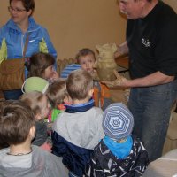 Zobacz w powiększeniu: Warsztaty garncarskie dla przedszkolaków 2015 (27)