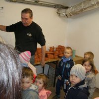 Zobacz w powiększeniu: Warsztaty garncarskie dla przedszkolaków 2015 (30)