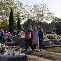 Zobacz w powiększeniu: Złożenie wieńców i zapalenie zniczy na mogiłach i pomnikach (6)