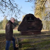 Zobacz w powiększeniu: Złożenie wieńców i zapalenie zniczy na mogiłach i pomnikach (12)